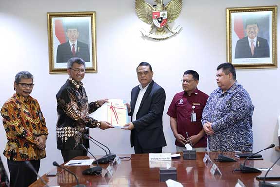Menpan RB Syafruddin menerima Penyerahan dan Penandatanganan Laporan Kinerja Pemerintah Pusat (LKjPP) 2018