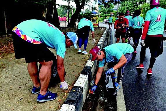 Gerakan Makassar Sehat, yang merupakan wadah kegiatan plogging run, peserta memang terdiri atas beragam komunitas.