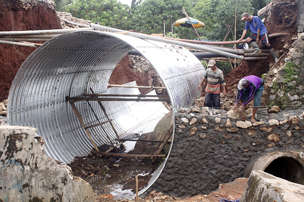 Pemasangan gorong-gorong pencegah banjir di Cipayung, Depok