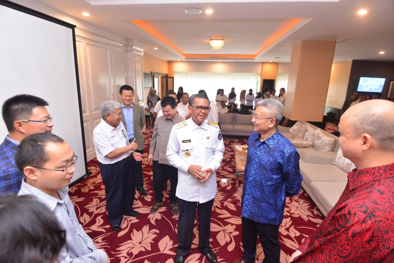 Gubernur Sulsel, Nurdin Abdullah menjamu investor dari Tiongkok Wei Liu yang akan membuka industri pengolahan logam di Takalar. 