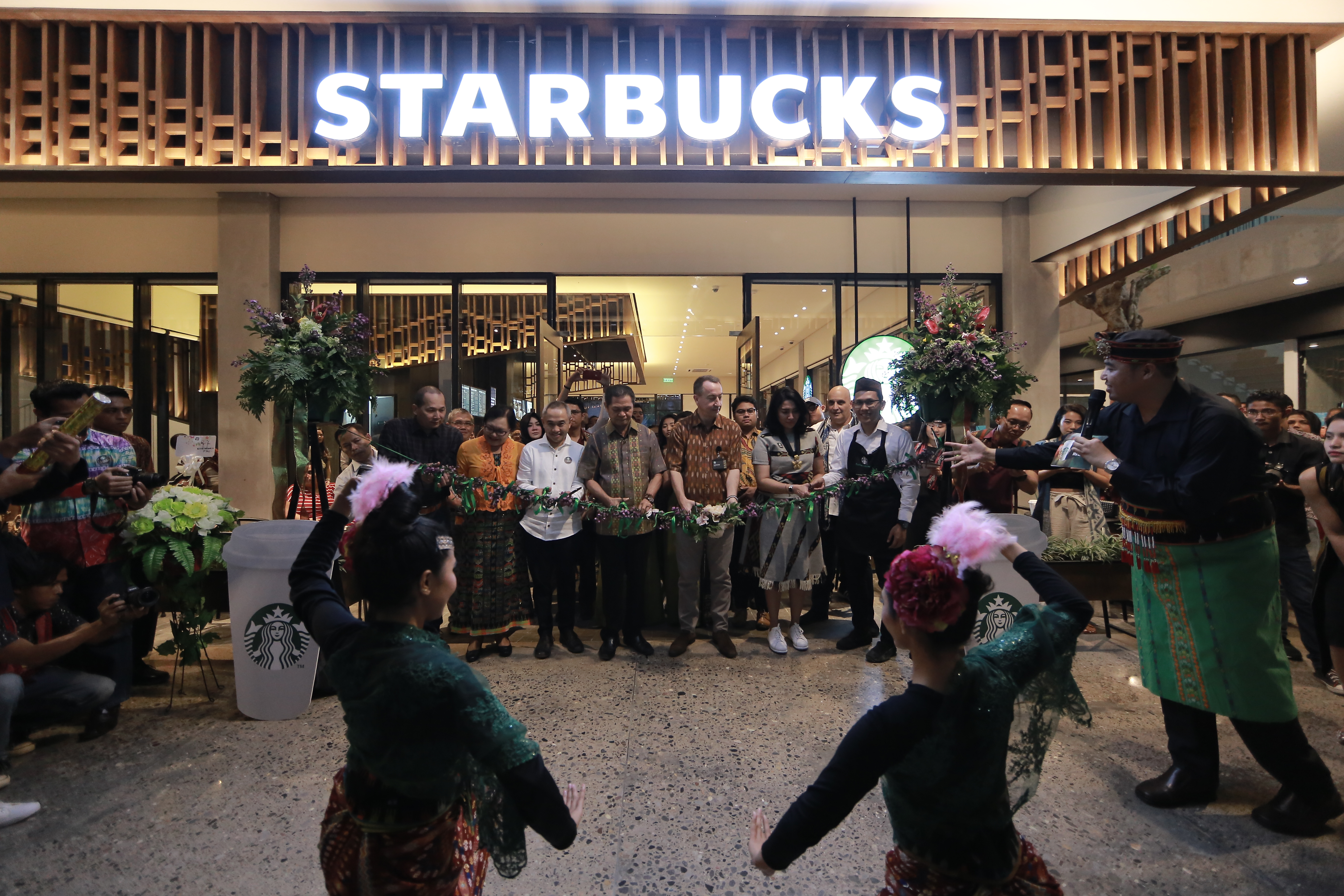 Pembukaan gerai Starbucks di Labuan Bajo, NTT.