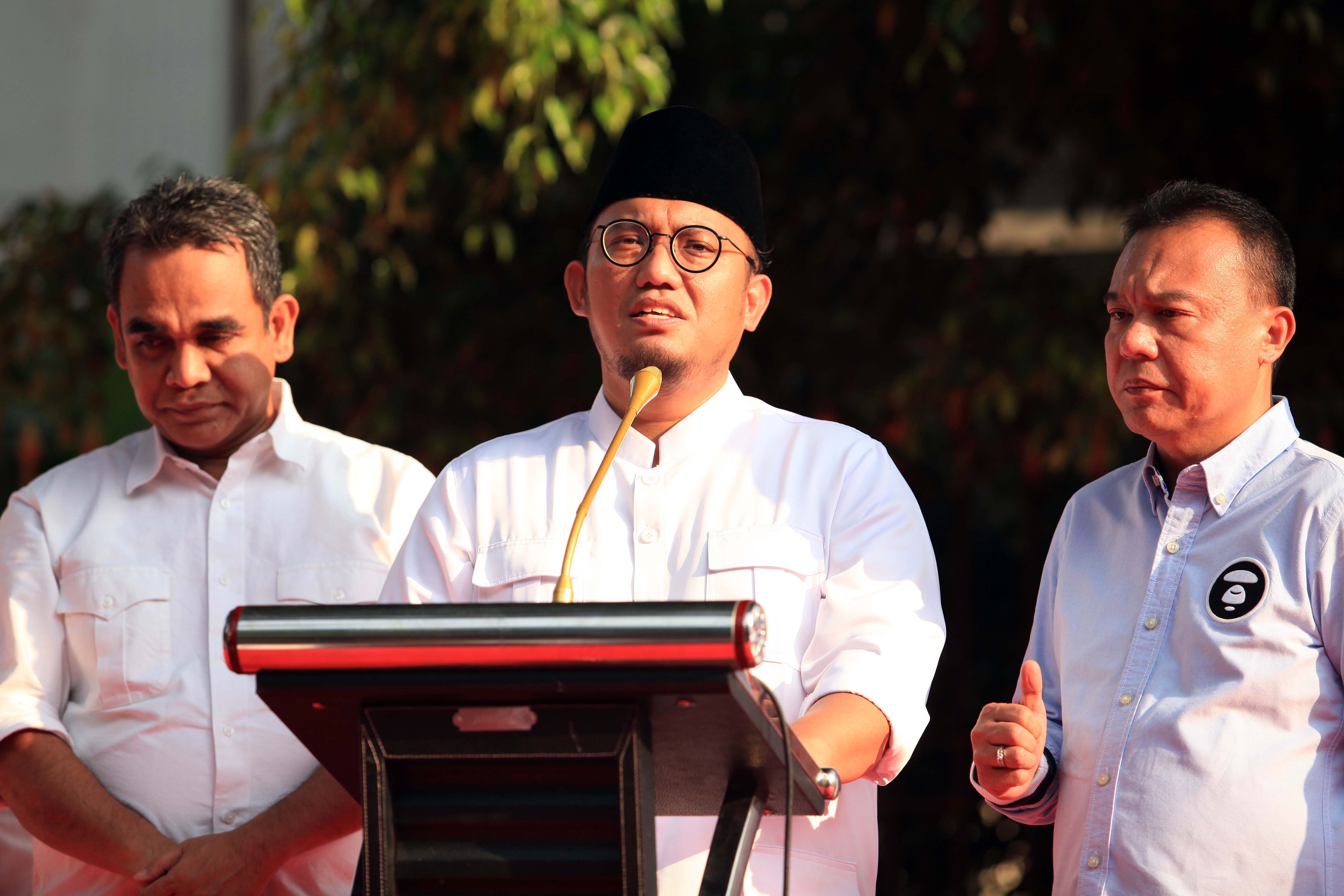 Jubir Badan Pemenangan Nasional (BPN) Prabowo-Sandi, Dahnil Anzar Simanjuntak (tengah)