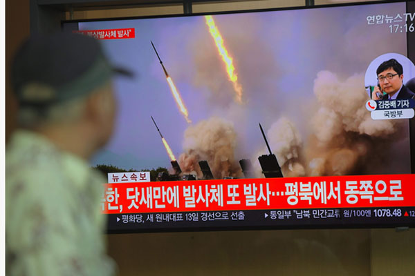 televisi yang memperlihatkan rekaman file senjata proyektil Korea Utara, di sebuah stasiun kereta api di Seoul pada 9 Mei 2019.