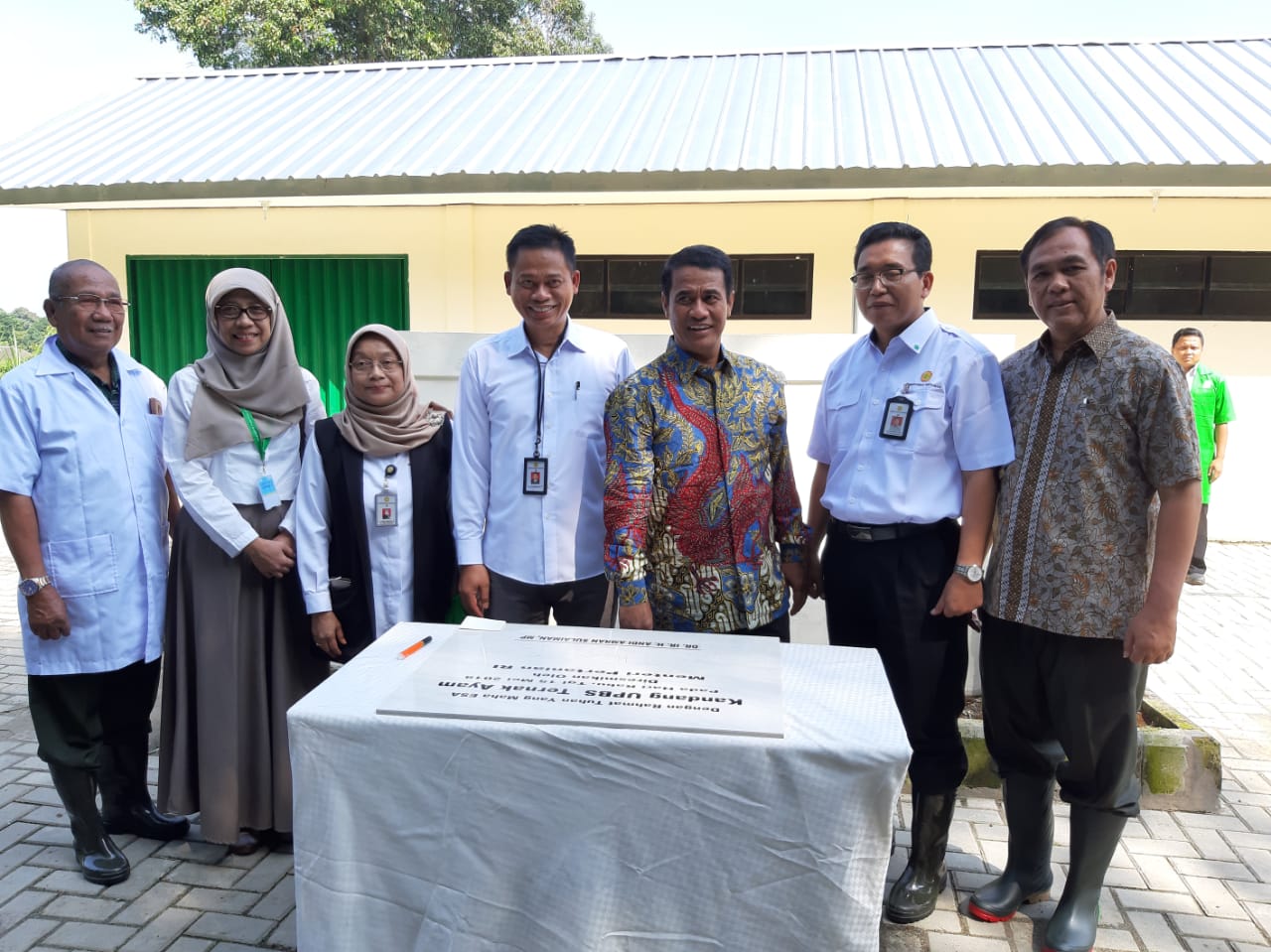 Menteri Pertanian Andi Amran (ketiga dari kiri) usai meresmikan UPBS di Balai Penelitian Ternak, Ciawi, Bogor.