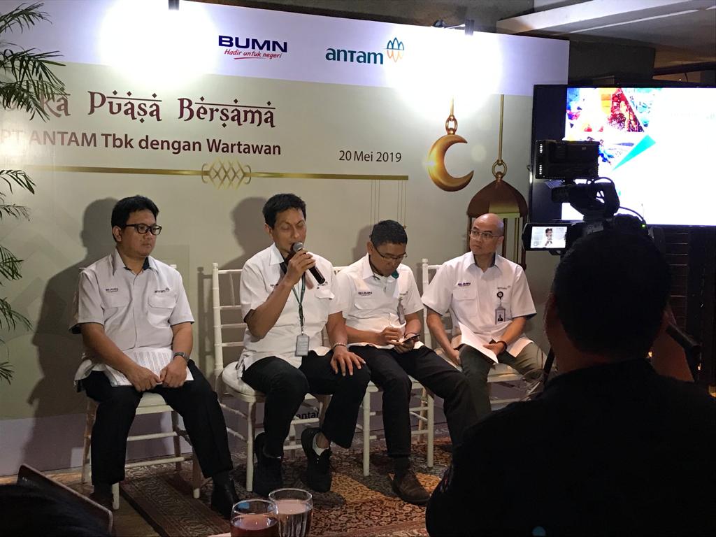 Direktur Utama Antam Arie Ariotedjo beserta jajaran direksi memaparkan kinerja perusahaan di Jakarta, Senin (20/5) malam.