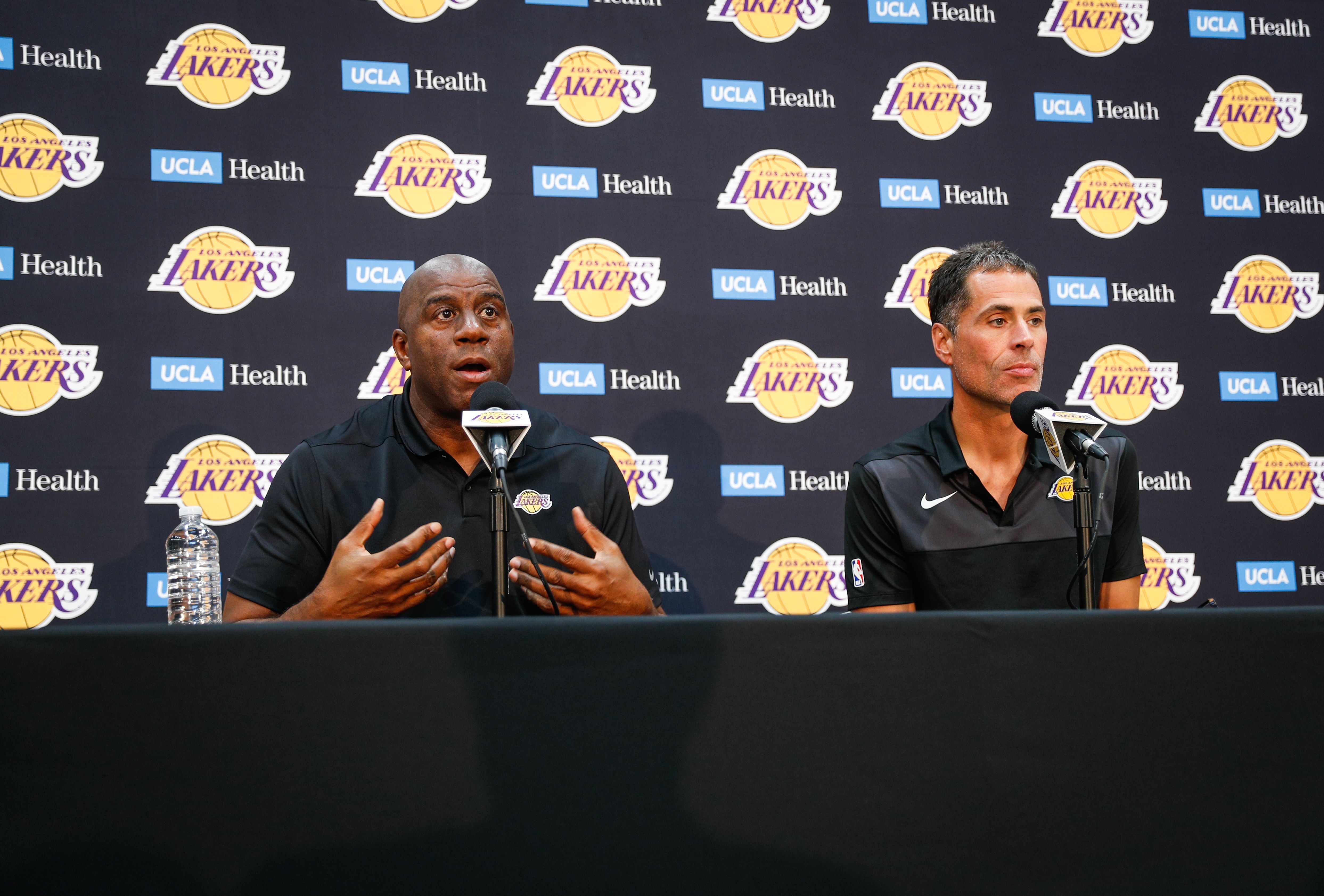 Magic Johnson (kiri) dan Rob Pelinka
