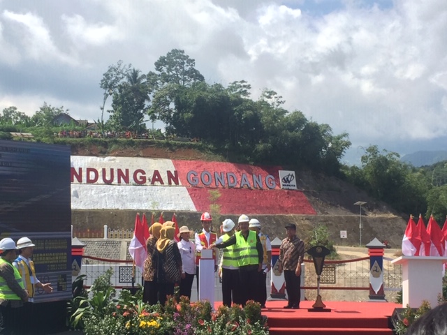 Presiden Joko Widodo meresmikan Waduk Gondang di Kecamatan Kerjo, Kabupaten Karanganyar, Jawa Tengah, Kamis (2/5).