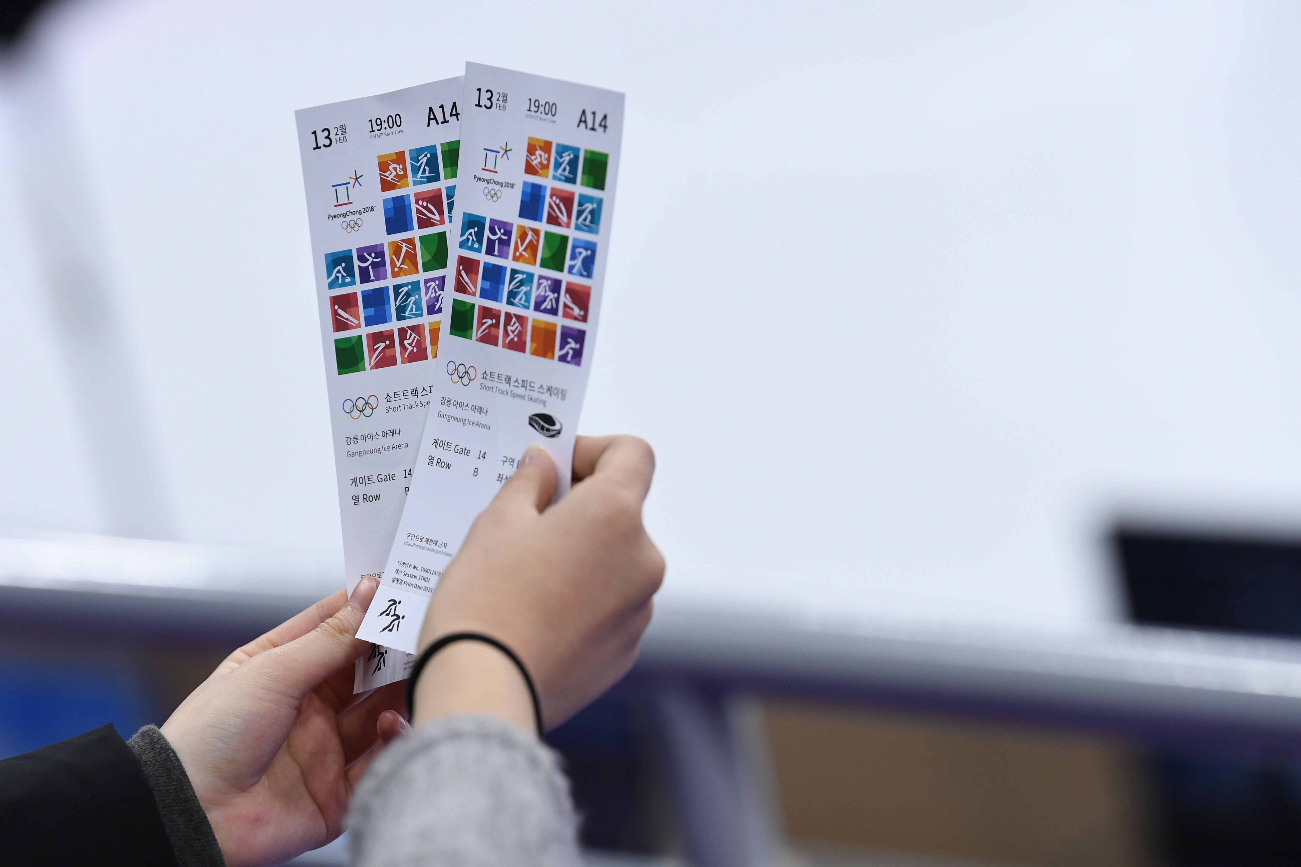 Seorang calon penonton memegang tiket untuk Olimpiade Musim Dingin 2018 di Pyeongchang, Korea Selatan.