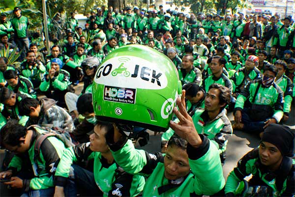 Pengemudi Ojek Daring (online) yang tergabung dalam Himpunan Driver Gojek Bandung Raya (HDBR) berunjuk rasa di depan gerbang Balai Kota Band