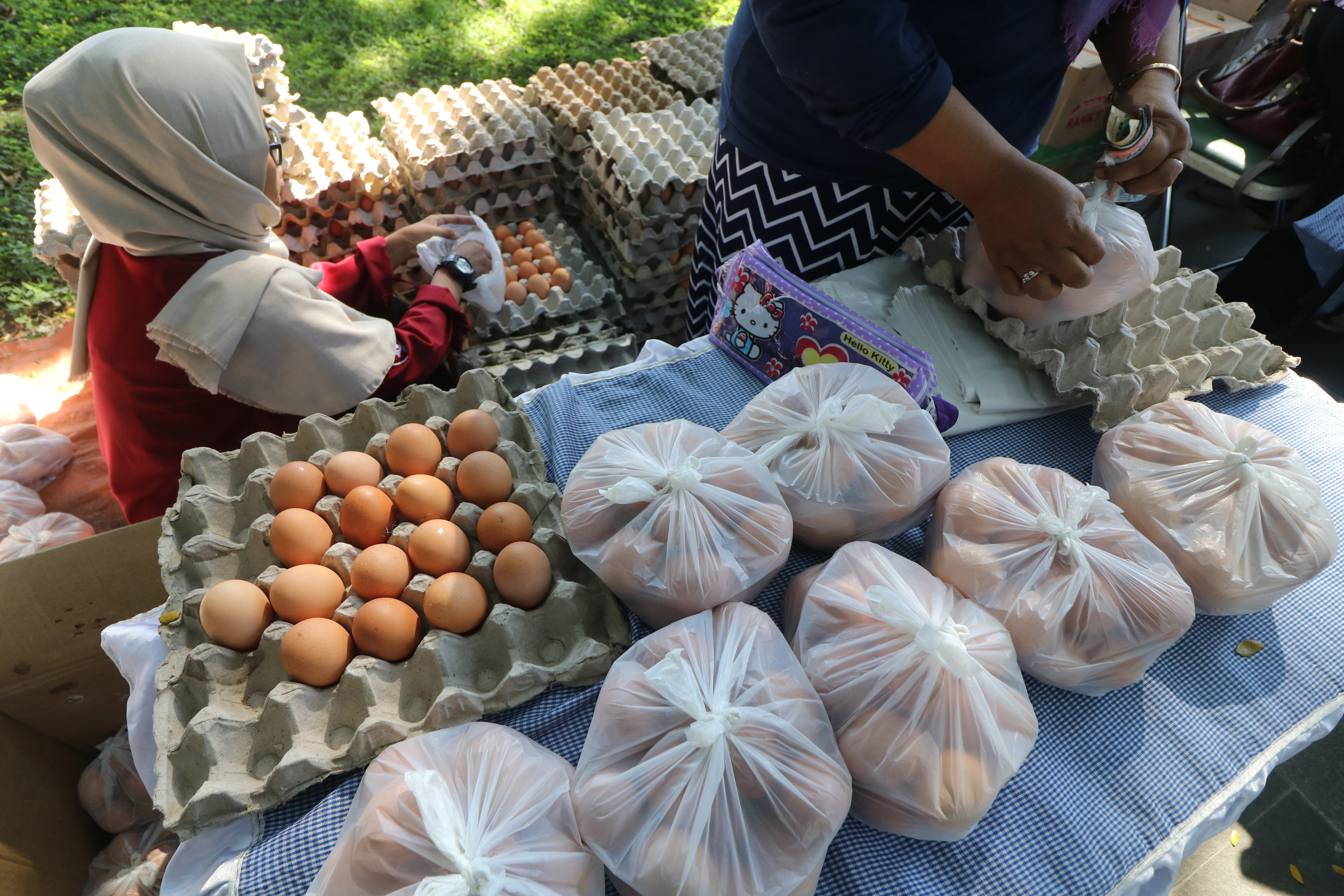 Operasi Pasar digelar di 26 titik seluruh kecamatan di Kota Padang, Sumatra Barat untuk menekan inflasi.
