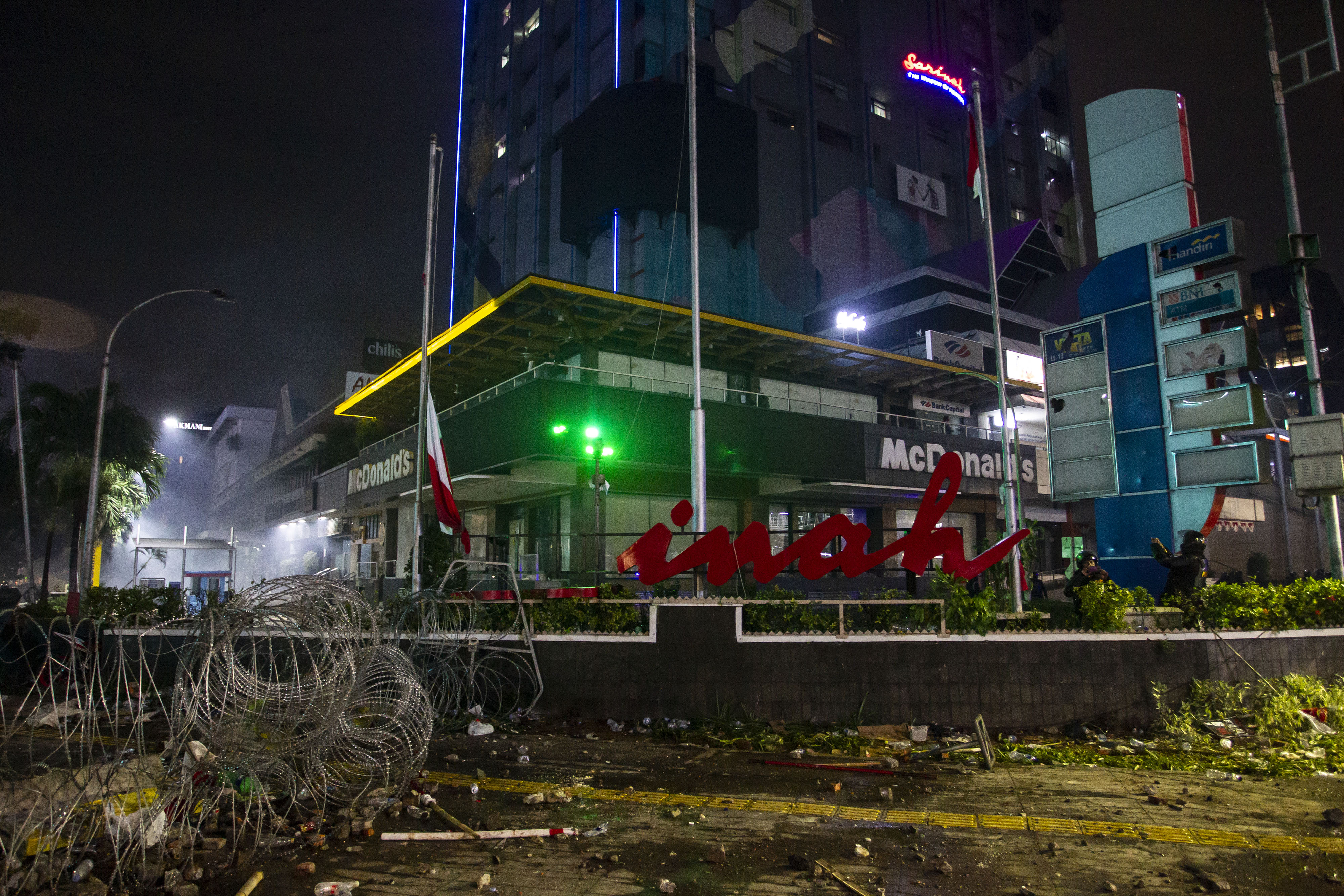 Suasana pusat perbelanjaan Sarinah saat berlangsungnya Aksi 22 Mei di Jakarta, Rabu (22/5).