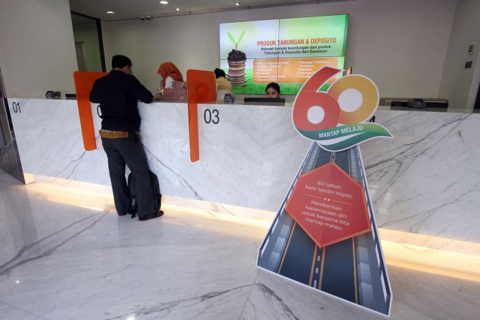  Petugas melayani nasabah di kantor pusat baru Menara Bank Danamon 