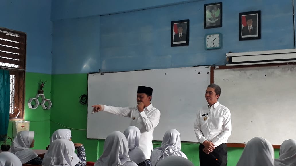 Wali Kota Bogor Bima Arya dan Wakil Wali Kota Bogor Dedie A Rachim berbincang dengan siswa SMPN 7 Kota Bogor di Jalan Paledang, Kamis (2/5).