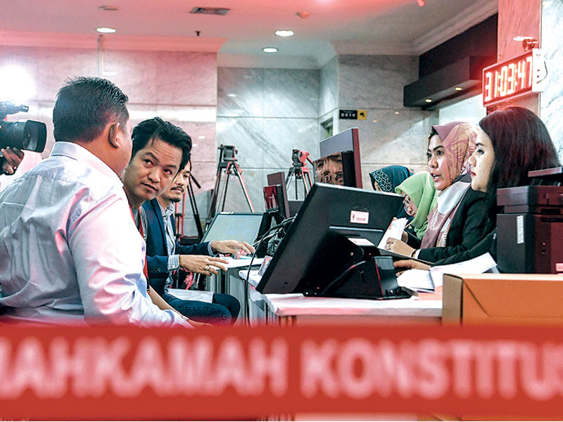 Tim hukum Partai Bulan Bintang mendaftarkan pengajuan gugatan hasil Pemilu 2019 di Gedung Mahkamah Konstitusi.
