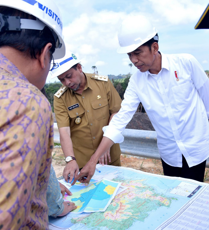 Presiden Joko Widodo melihat peta saat berkunjung ke Kawasan Taman Hutan Raya, Kutai Kartanegara, Kaltim.