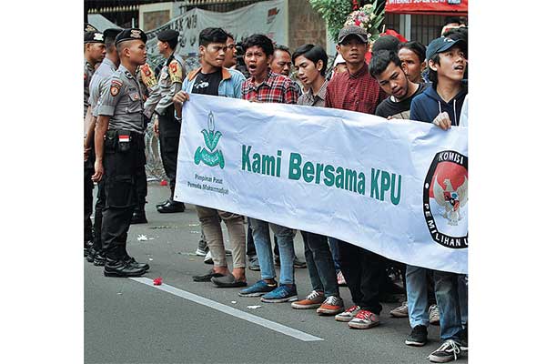 DUKUNGAN PEMUDA MUHAMMADIYAH: Massa yang tergabung dalam organisasi PP Pemuda Muhammadiyah menggelar aksi di depan Gedung KPU RI, di Jakarta