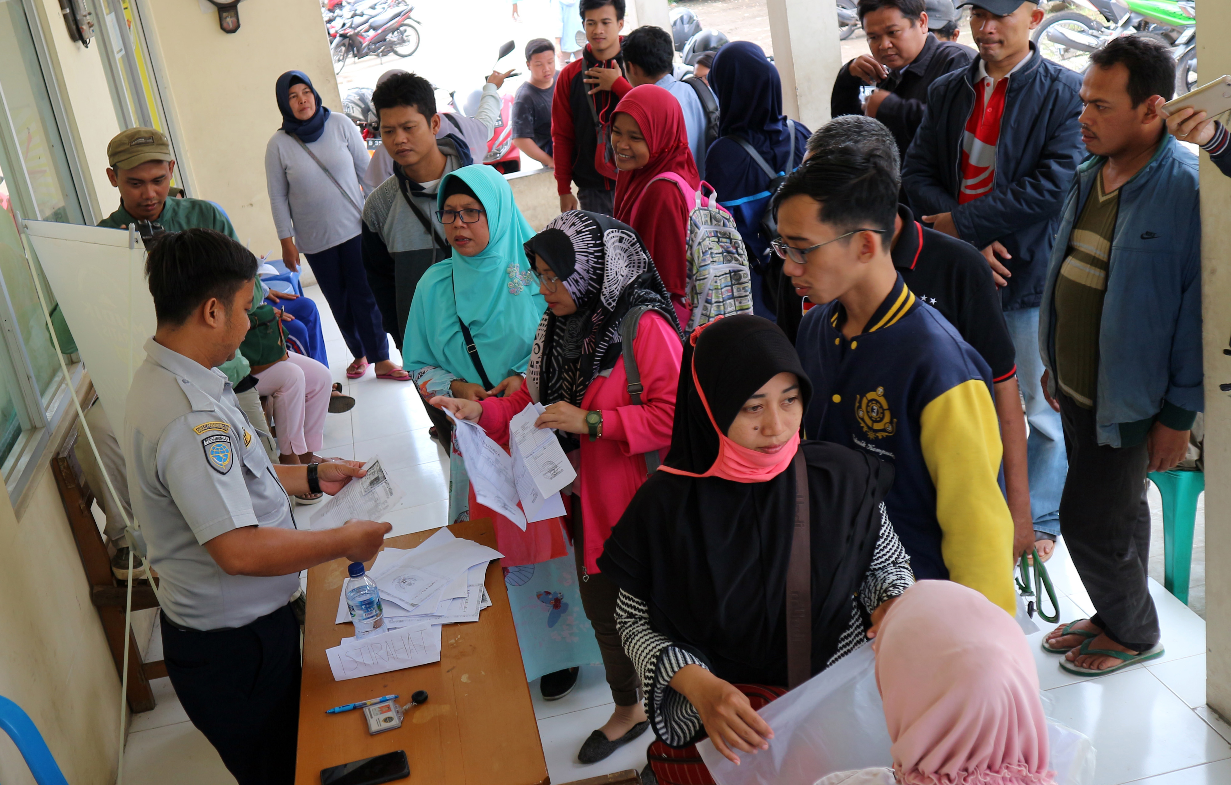  Warga antre saat pendaftaran hari pertama Program Mudik Lebaran Gratis 2019