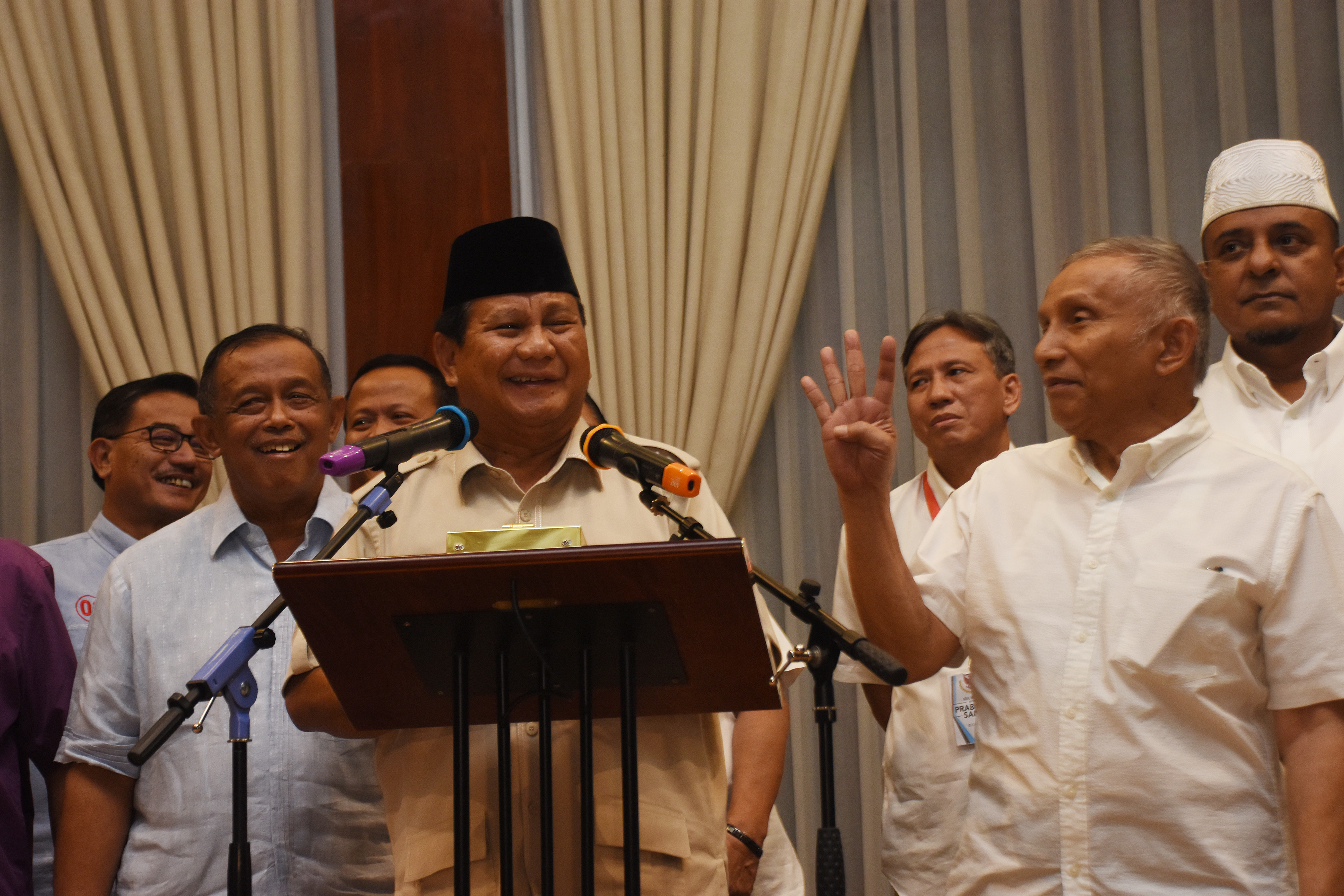 Prabowo dan pendukungnya saat menggelar jumpa pers di Kertaegara, jakarta, Rabu (8/5)