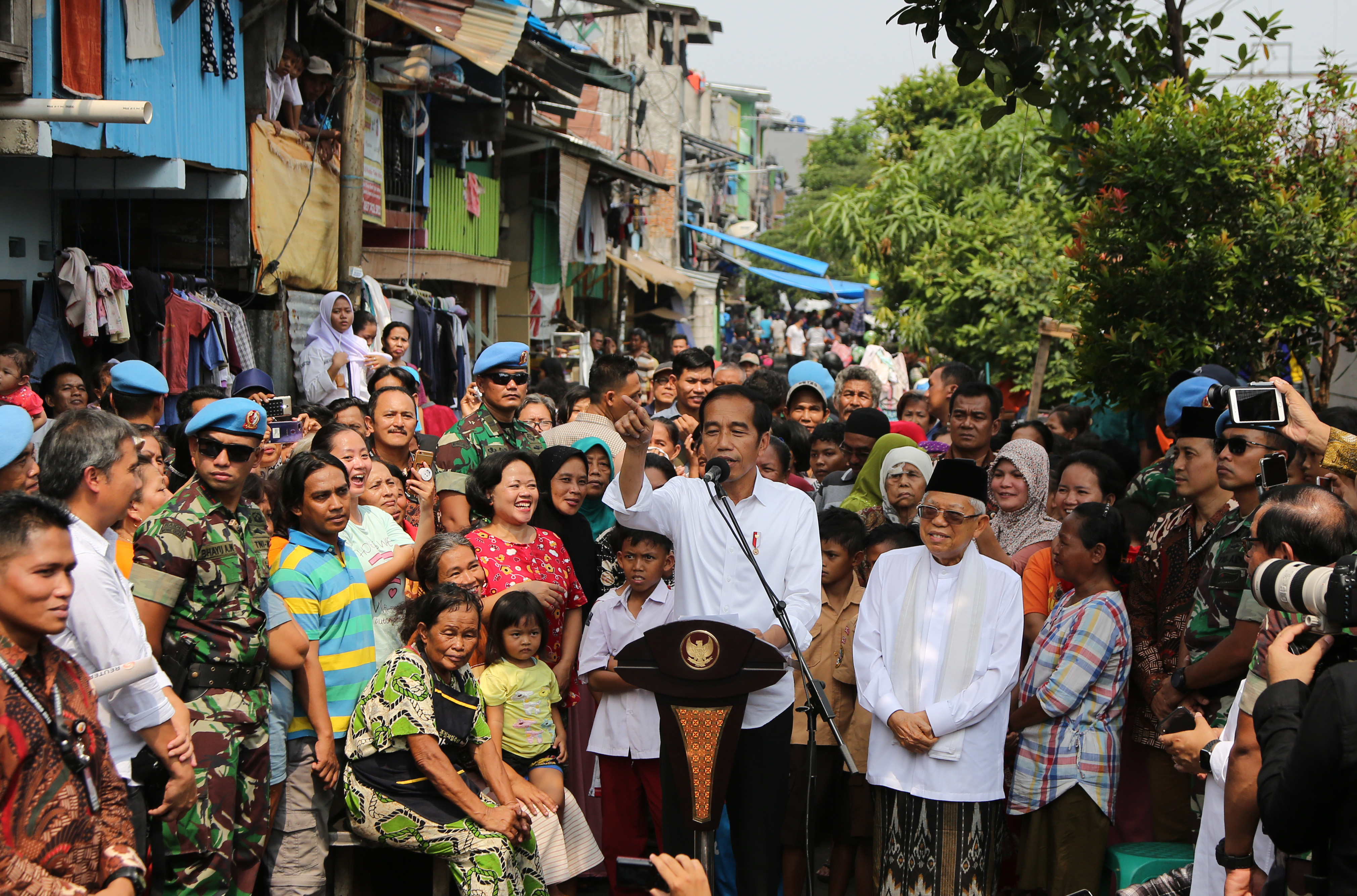Kandidat petahana Jokowi memberikan pidato kemenangan di Kampung Deret, Tanah Tinggi, Johar Baru, Jakarta Pusat, Selasa (21/5).