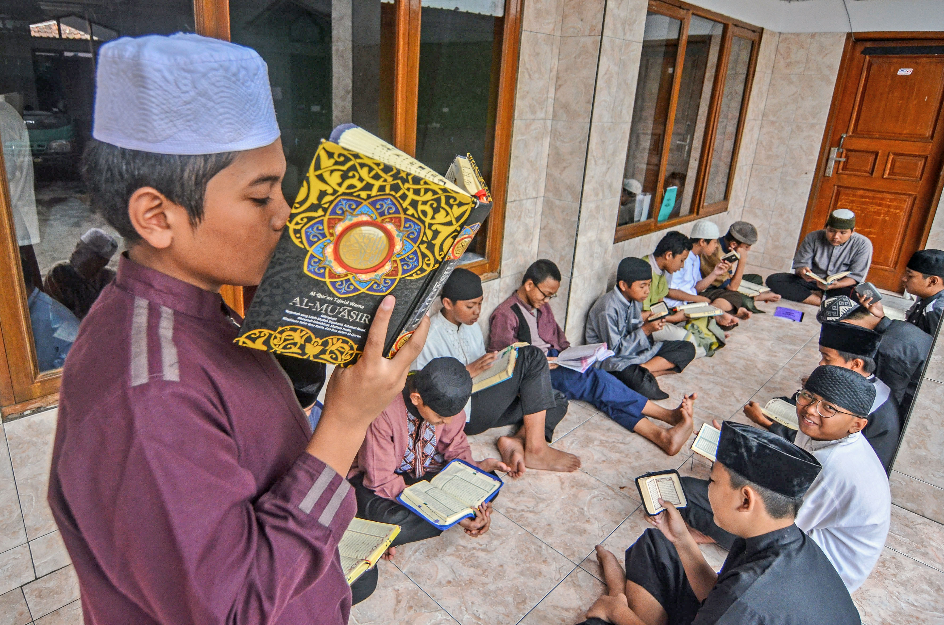 Sejumlah santri mengikuti kegiatan menghafal Alquran (Hafiz Quran) 