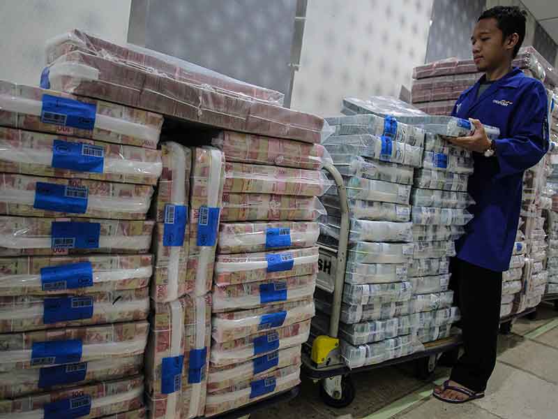 Petugas menyusun tumpukan uang di Cash Pooling Bank Mandiri, Jakarta, Kamis (9/5/2019). 