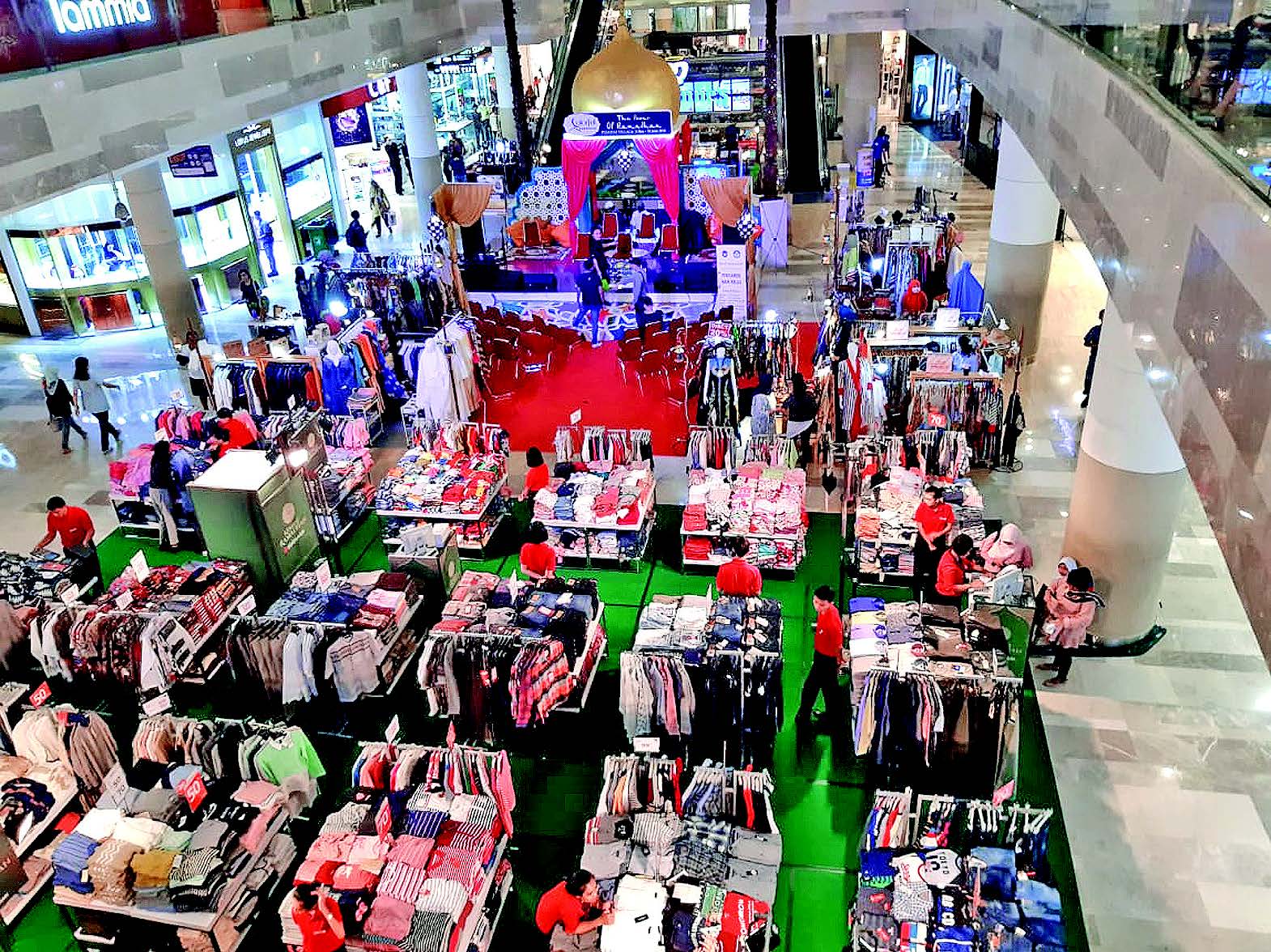 Suasana promo belanja menarik bertemakan Ramadan di Pejaten Village, Jakarta