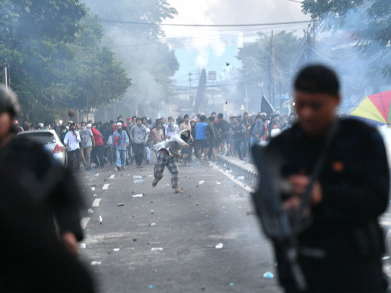 Bentrok antara polisi dan massa aksi di Jalan KS Tubun, Jakarta, Rabu (22/5/2019).