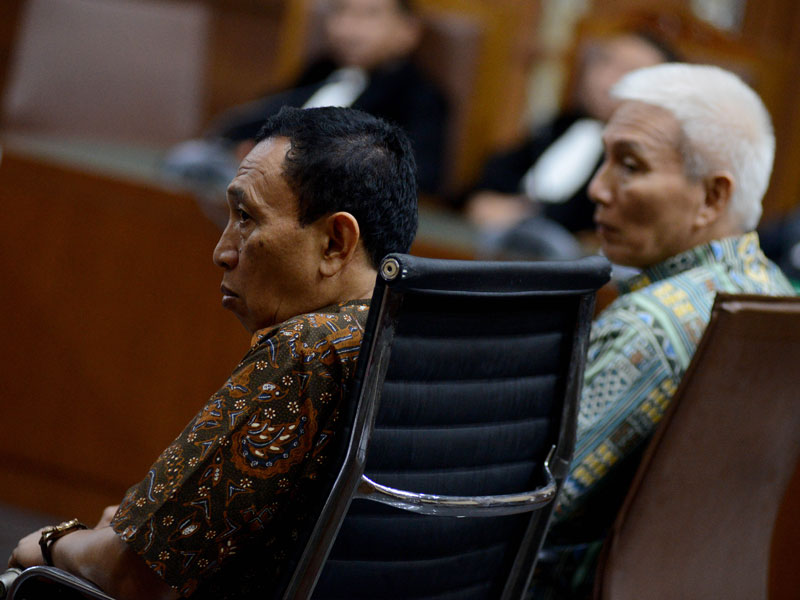 Sekjen KONI Ending Fuad Hamidy (kiri) didampingi Bendahara KONI Johny E Awuy mendengarkan pembacaan tuntutan dari jaksa 