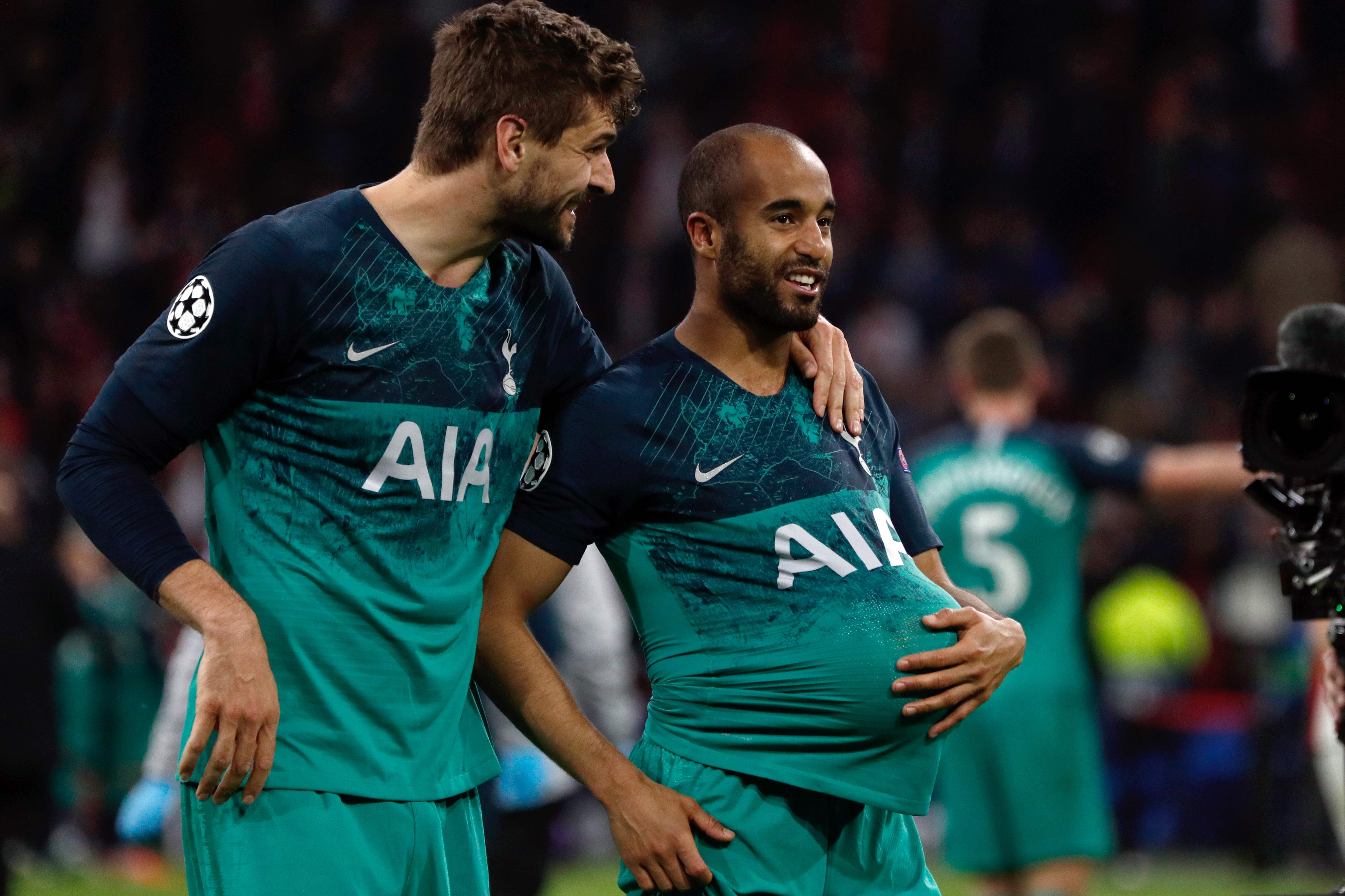 Penyerang Spurs Fernando Llorente (kiri) bersama Lucas Moura merayakan kemenangan Spurs atas Ajax.