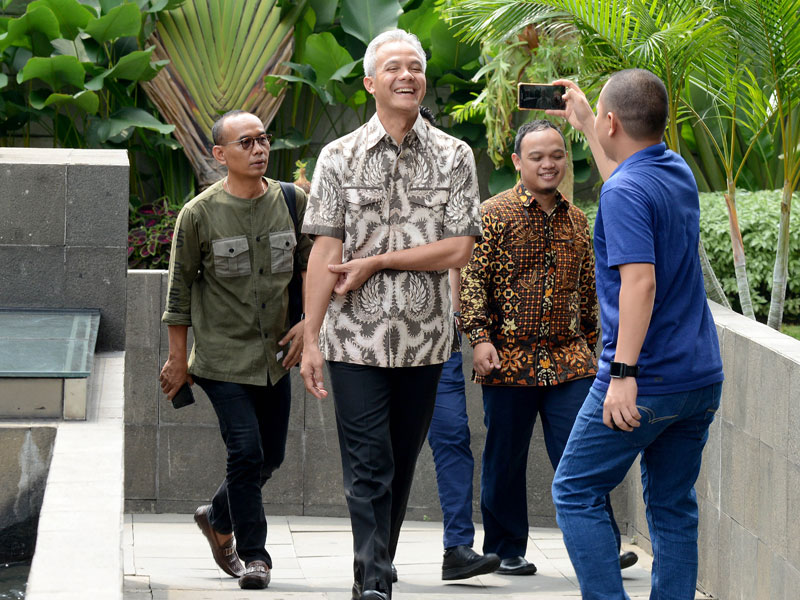 Gubernur Jawa Tengah Ganjar Pranowo berjalan masuk seusai menjalani ibadah Shalat Jumat di Gedung Komisi Pemberantasan Korupsi (KPK),