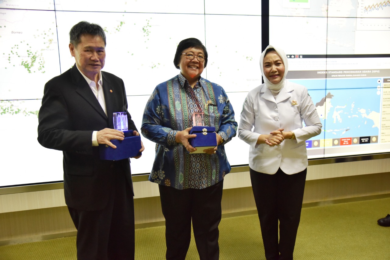 Sekjen Asean Dato Lim Jock Hoi, Mentri LHK Siti Nurbaya, Kepala BMKG Dwikorita Karnawati saat berkunjung ke BMKG Jakarta, (2/5).