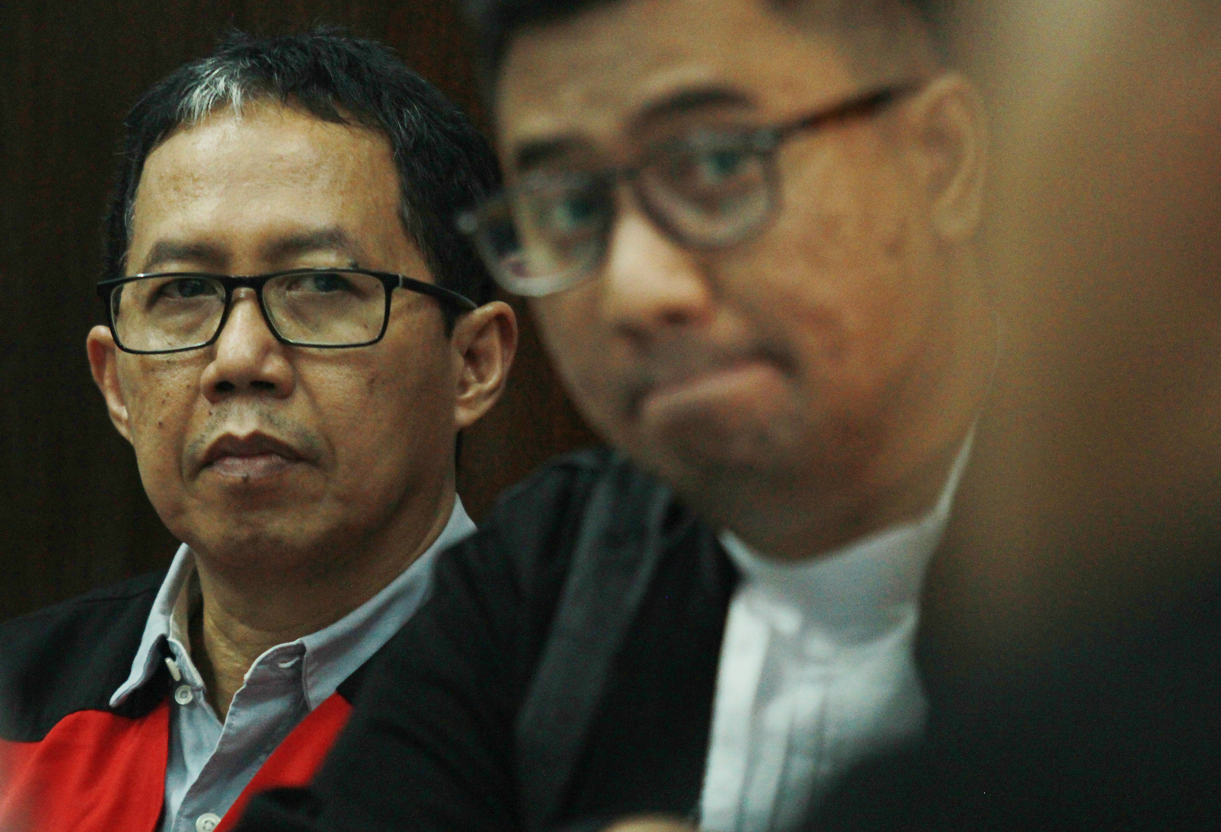 Joko Driyono saat mendengarkan saksi di persidangannya, Jakarta, Selasa (28/5)