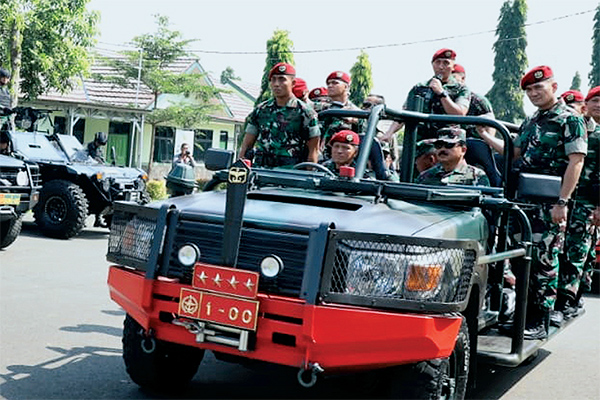 anglima TNI Jenderal Hadi Tjahjanto (kacamata hitam) dikawal para perwira saat tiba untuk memimpin apel kesiapan di Markas Kopassus, Serang