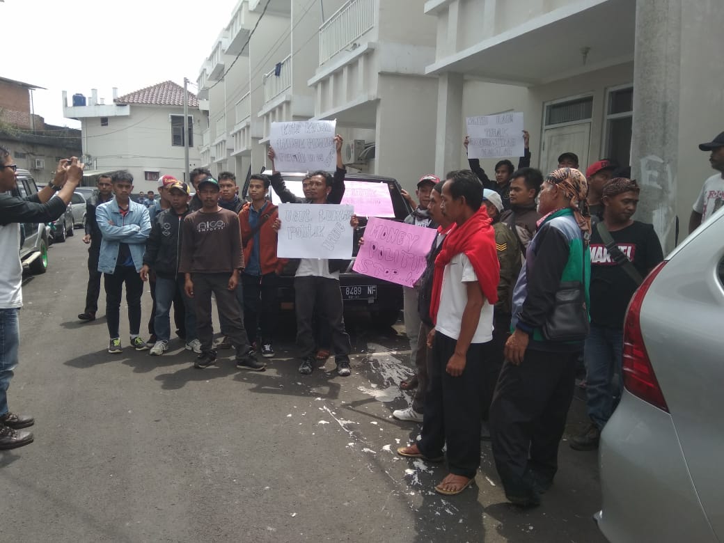 Puluhan warga bersama caleg mendatangi kantor Bawaslu Kota Tasikmalaya, terkait adanya politik uang paketan sangat masif. 