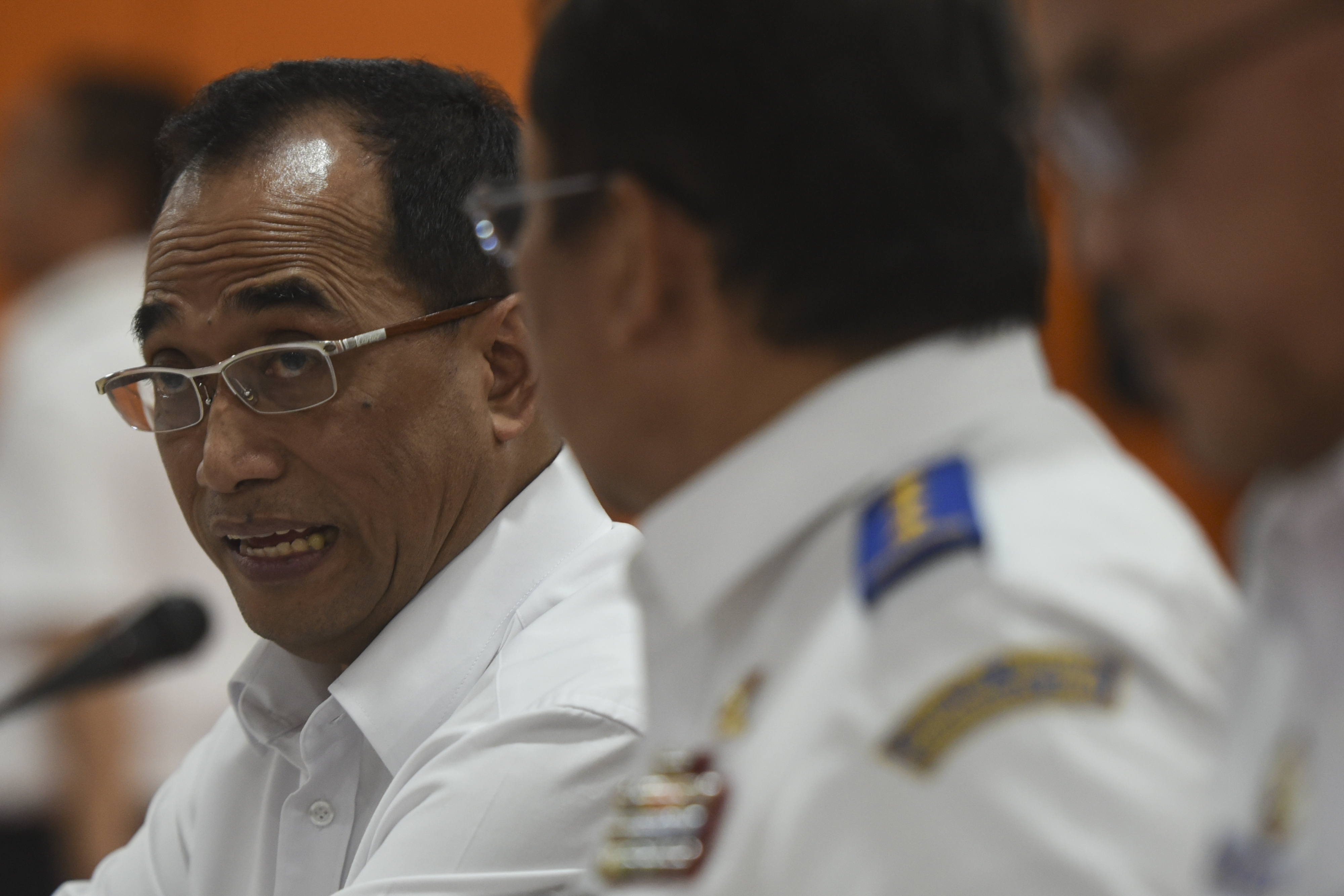 Menteri Perhubungan Budi Karya Sumadi (kiri) memimpin rapat koordinasi di Kantor Kemenhub, Jakarta, Selasa (21/5). 