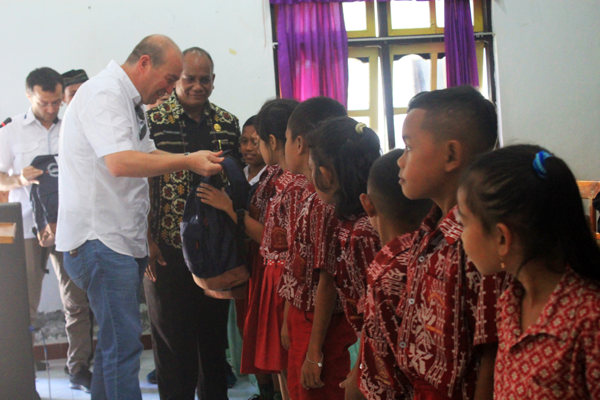 Indonesia Country Coordinator PT Kar Powership Oguz Arbun membagikan paket school kids kepada 100 siswa SD Uihani di Desa Bolok