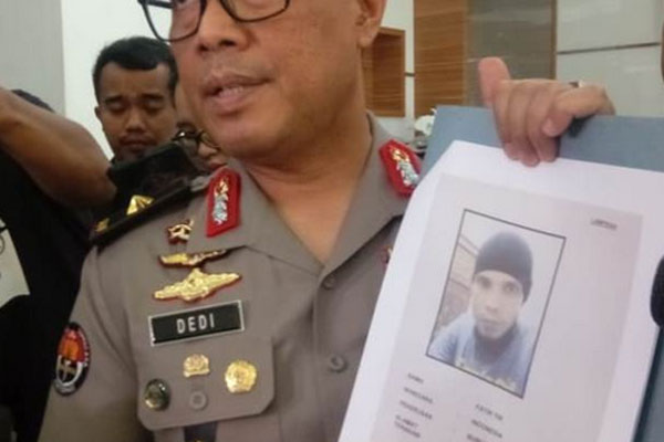 Karopenmas Divisi Humas Polri Brigjen Dedi Prasetyo menunjukkan foto terduga teroris yang ditangkap Polisi Malaysia.