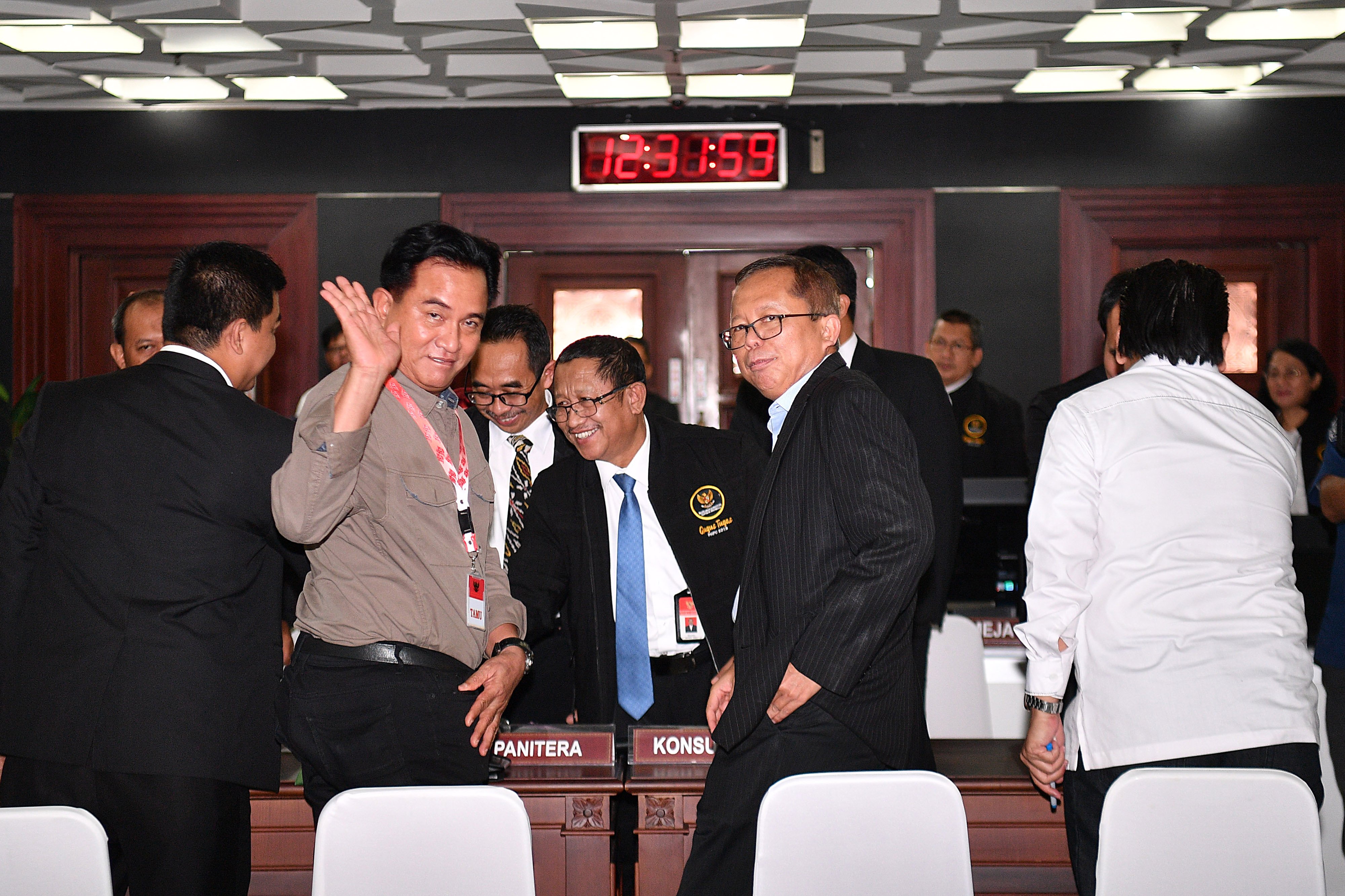 Ketua kuasa hukum TKNYusril Ihza Mahendra (kedua kiri) menyapa media seusai berkonsultasi di Mahkamah Konstitusi, Jakarta, Senin (27/5).