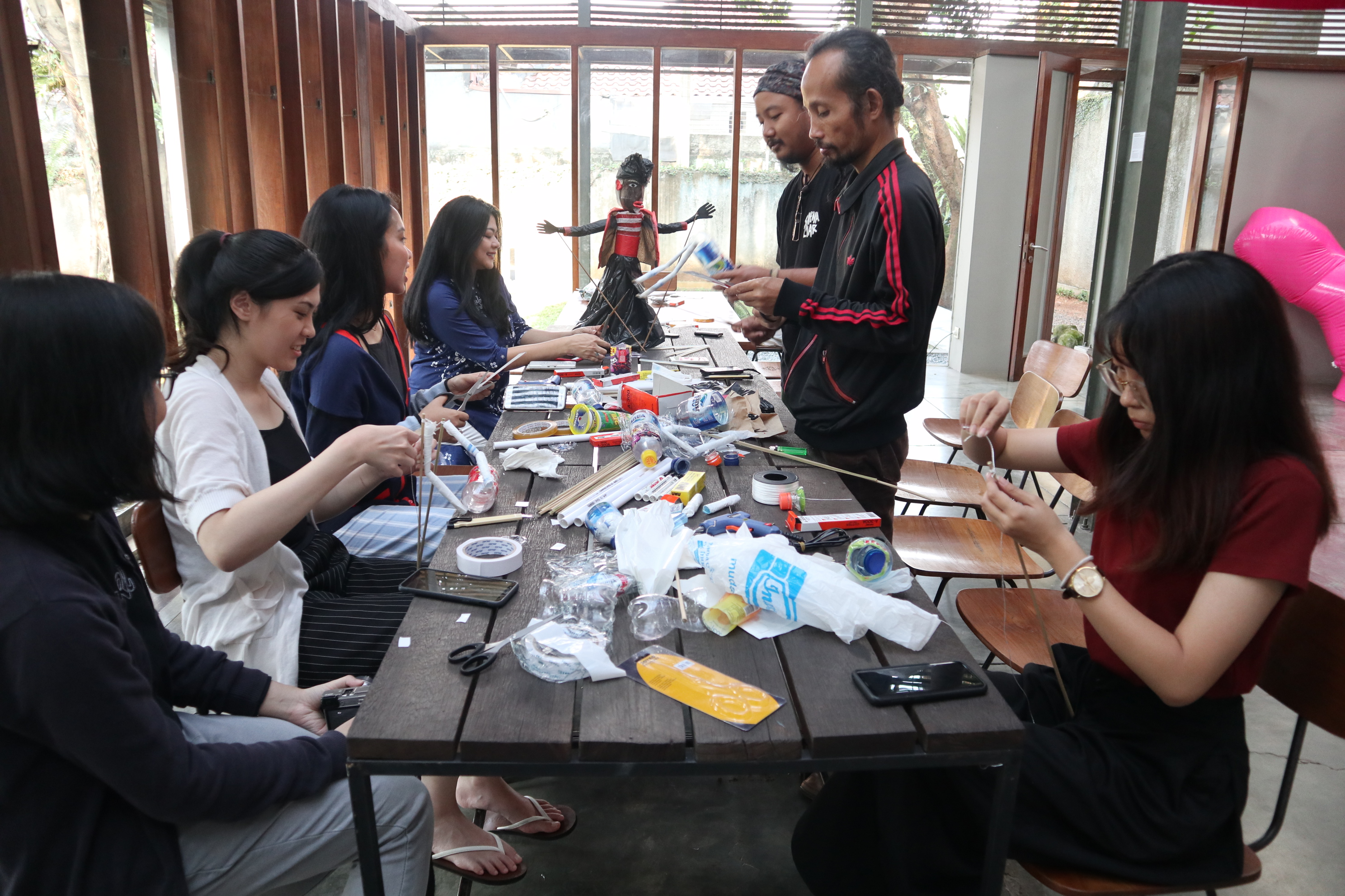 Sejumlah mahasiswa mengikuti workshop membuat wayang sampah dari bahan limbah tak terpakai seperti botol bekas air mineral, tas kresek