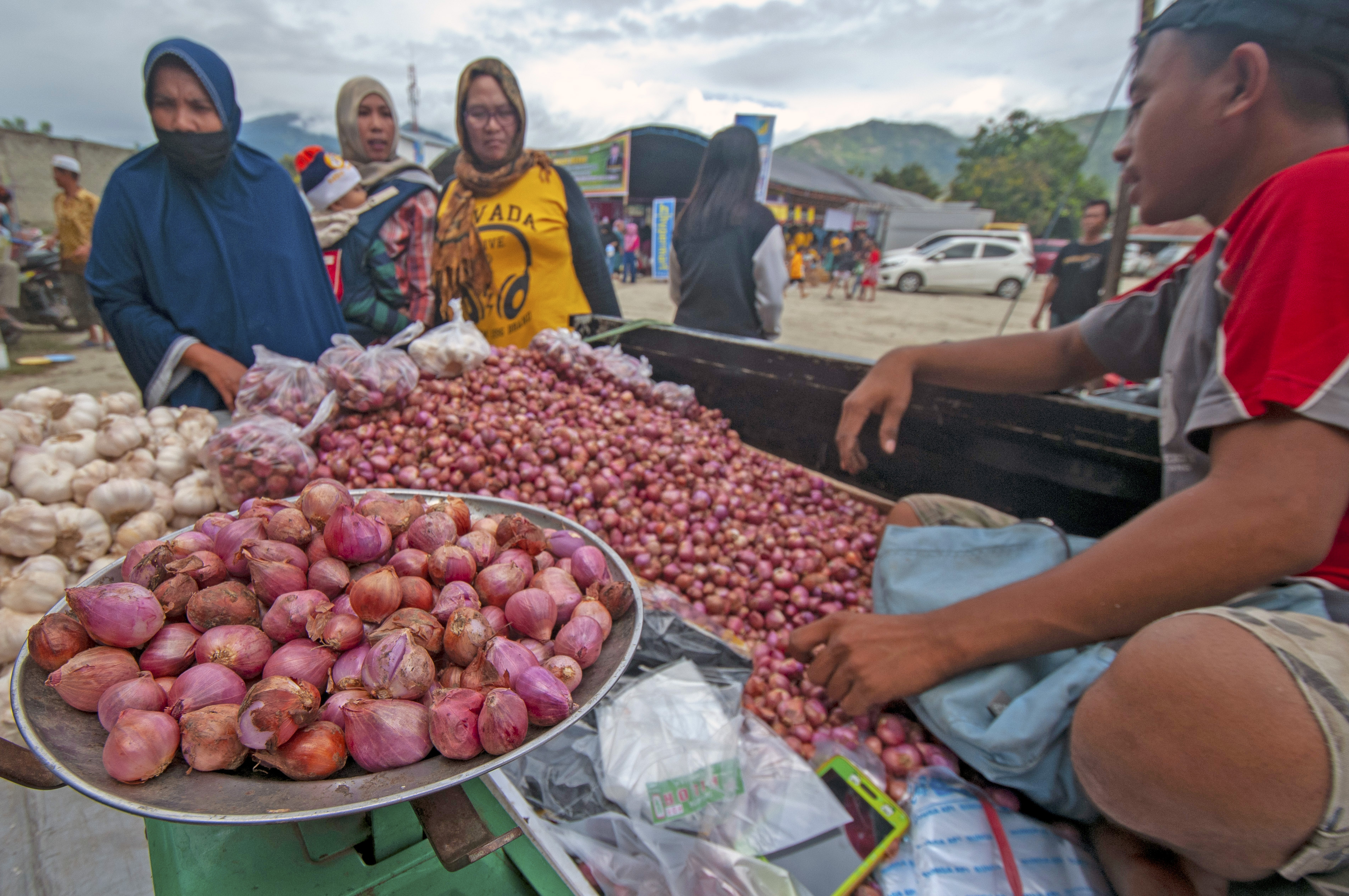 Sejumlah warga membeli bawang di salah satu pedagang musiman di Palu, Sulawesi Tengah.