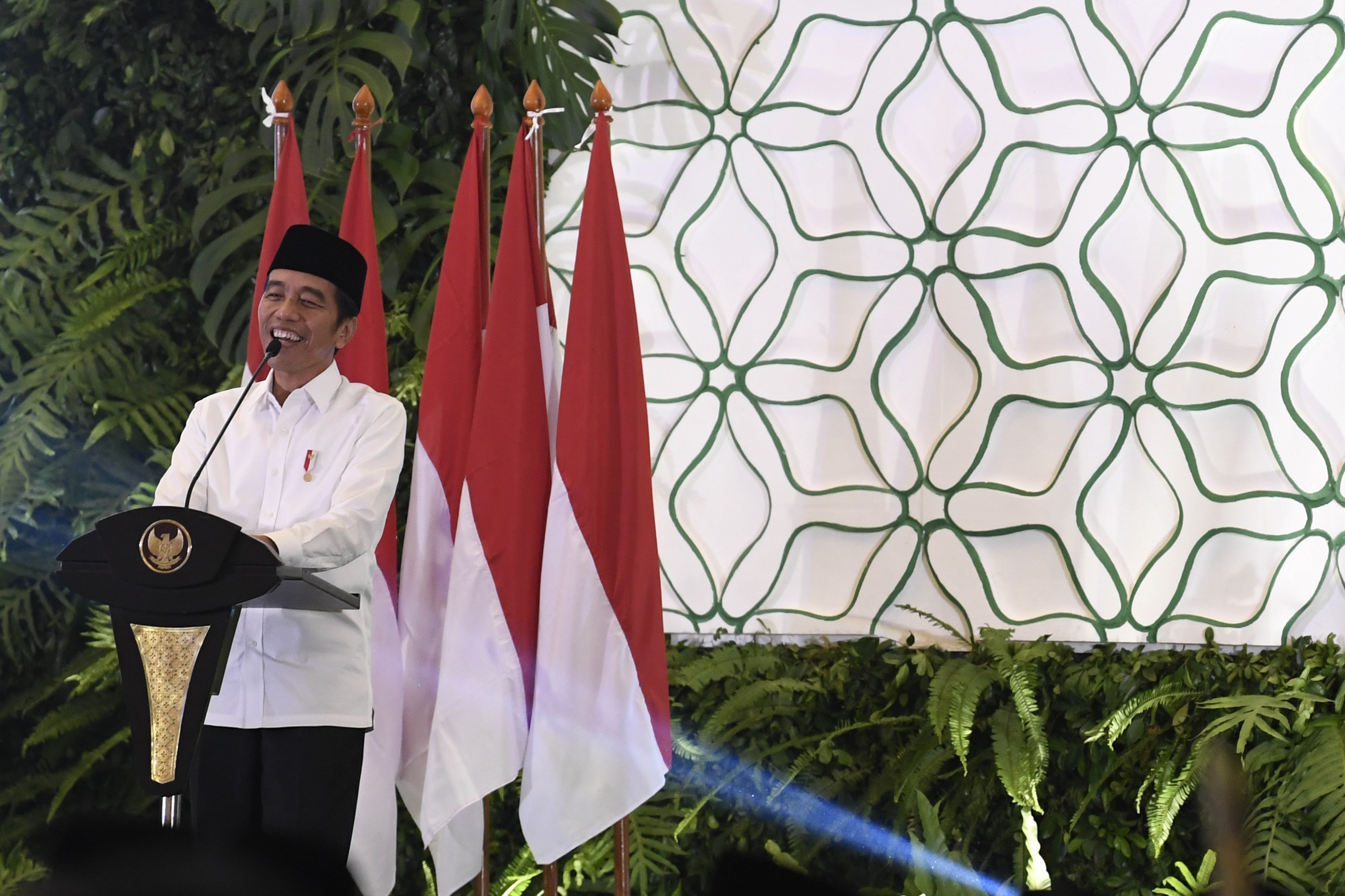 Presiden Joko Widodo menyampaikan sambutan saat pembukaan Silaturahmi Nasional sekaligus Buka Bersama HIPMI di Jakarta, Minggu (26/5). 