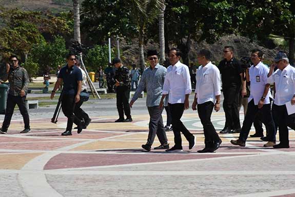 Gubernur NTB Zulkieflimansyah saat mendampingi Presiden Joko Widodo dan Menteri PUPR Basuki Hadimuljono, meninjau KEK Mandalika, Jumat 17/5