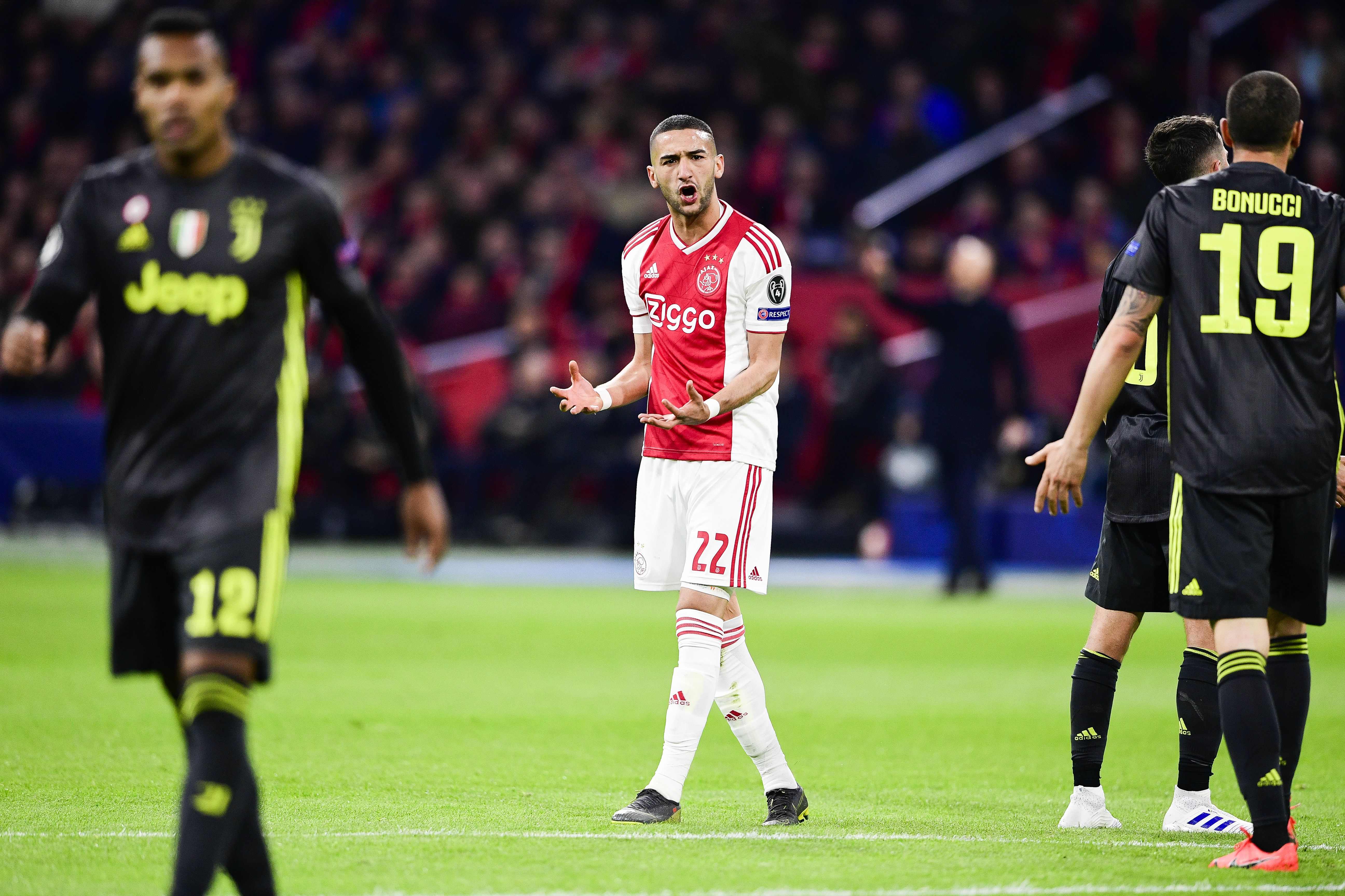 Hakim Ziyech (tengah)