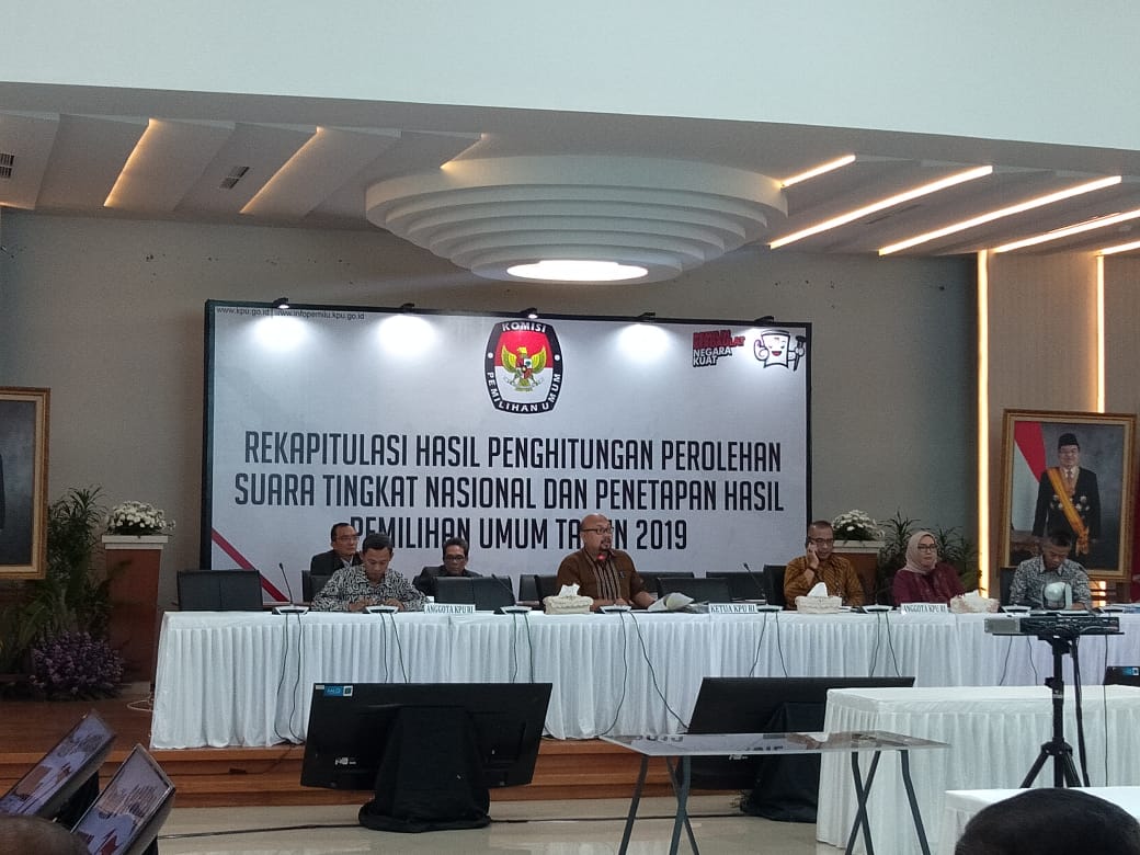 Suasana rapat pleno KPU Pusat, Minggu (12/5). Sebelum rapat didahului mengheningkan cipta untuk para pahlawan demokrasi. 