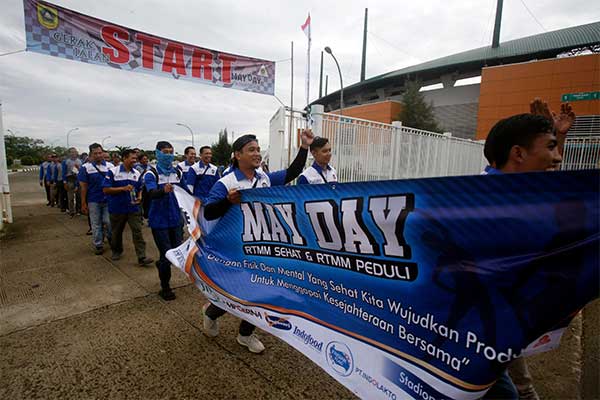 Sejumlah buruh mengikuti gerak jalan dalam menyambut Hari Buruh Internasional di Stadion Pakansari,Bogor, Jawa Barat, Rabu (1/5/2019).