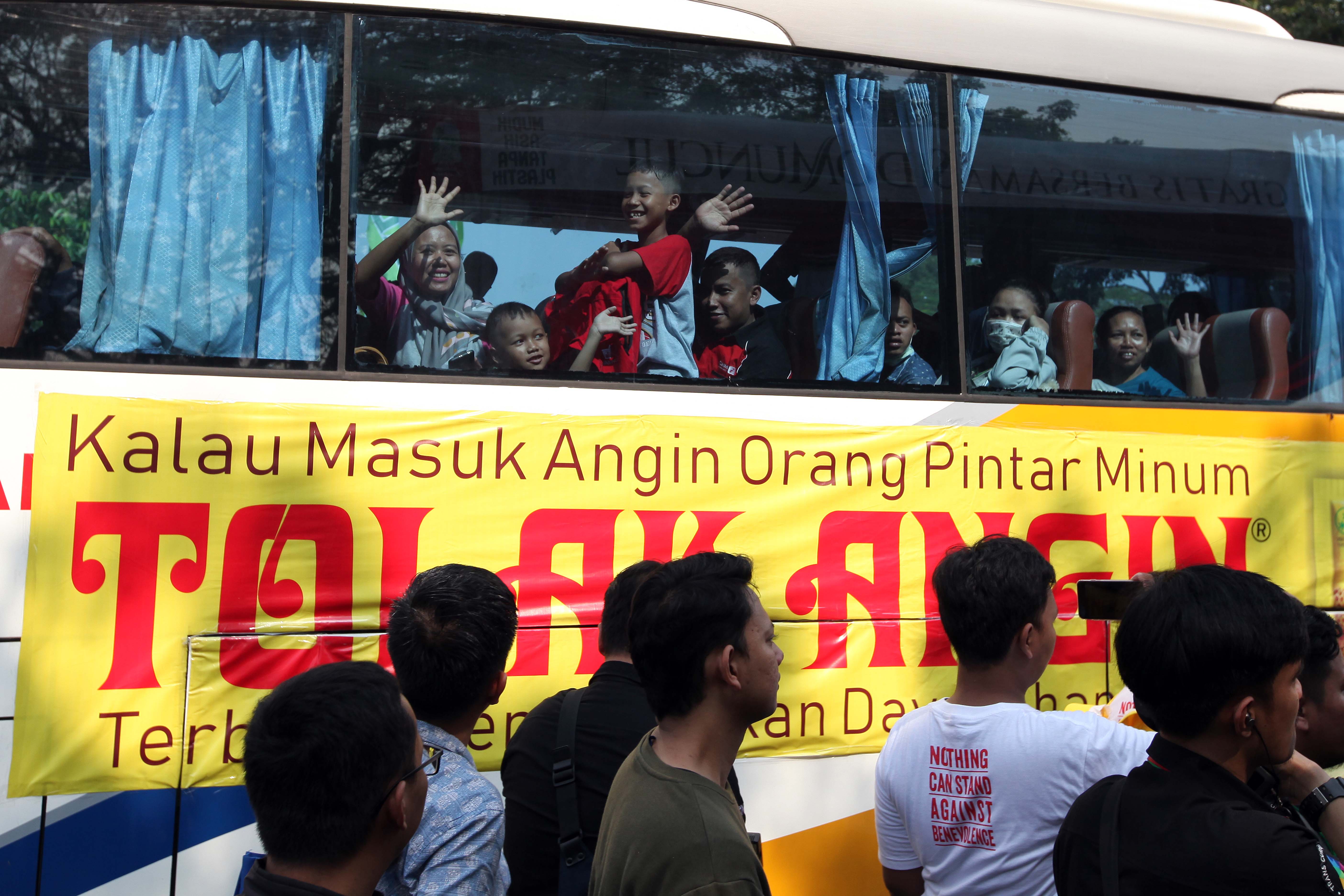 Sejumlah peserta mengikuti program mudik gratis yang diselenggarakan Sido Muncul di Taman Mini Indonesia Indah, Jakarta, Kamis (30/5).