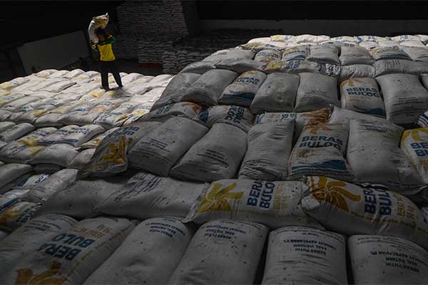 Pekerja melakukan bongkar muat beras di Gudang Bulog Baru Cisaranten Kidul Sub Divre Bandung, Jawa Barat, Selasa (23/4/2019). 