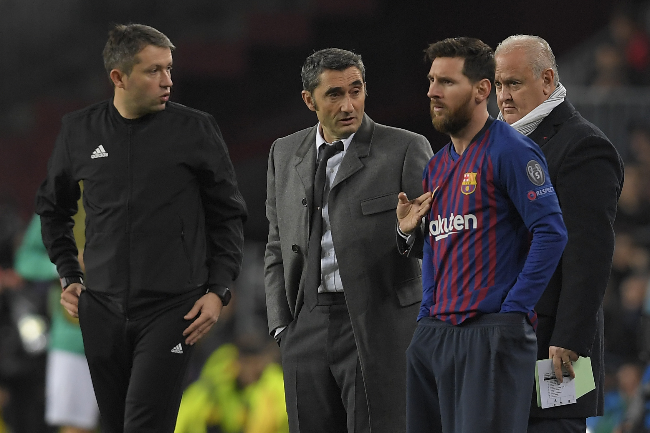 Pelatih Barcelona Ernesto Valverde (kedua dari kiri) memberikan arahan kepada Lionel Messi (kedua dari kanan).