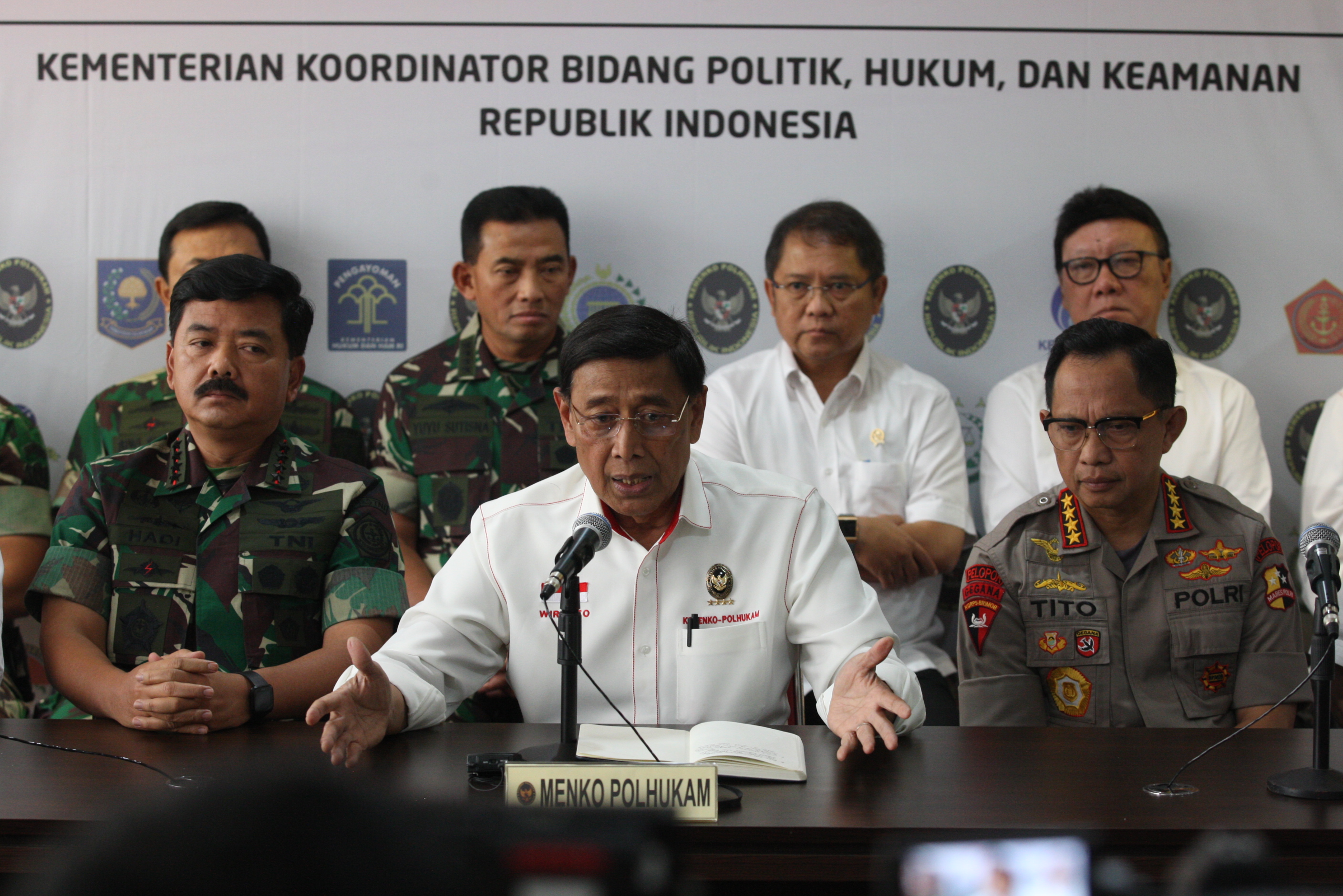 Menkopolhukam Wiranto (tengah) didampingi Kapolri Jenderal Tito Karnavian dan Panglima TNI Hadi Tjahjanto di Jakarta, Rabu (22/5). 