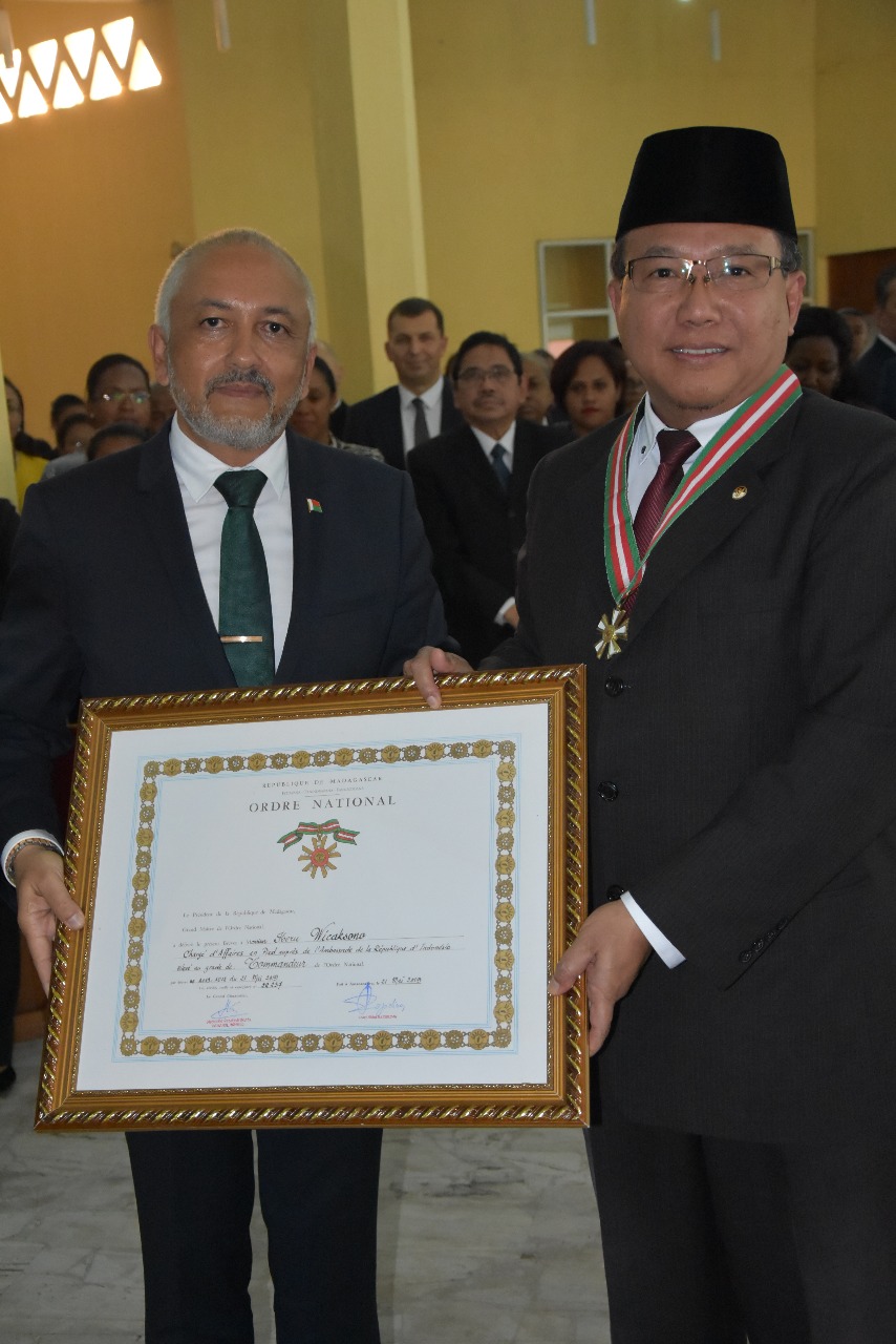 Kepala Perwakilan RI di Madagaskar Heru Wicaksono saat menerima tanda jasa Commandeur de l’Odre Nationa